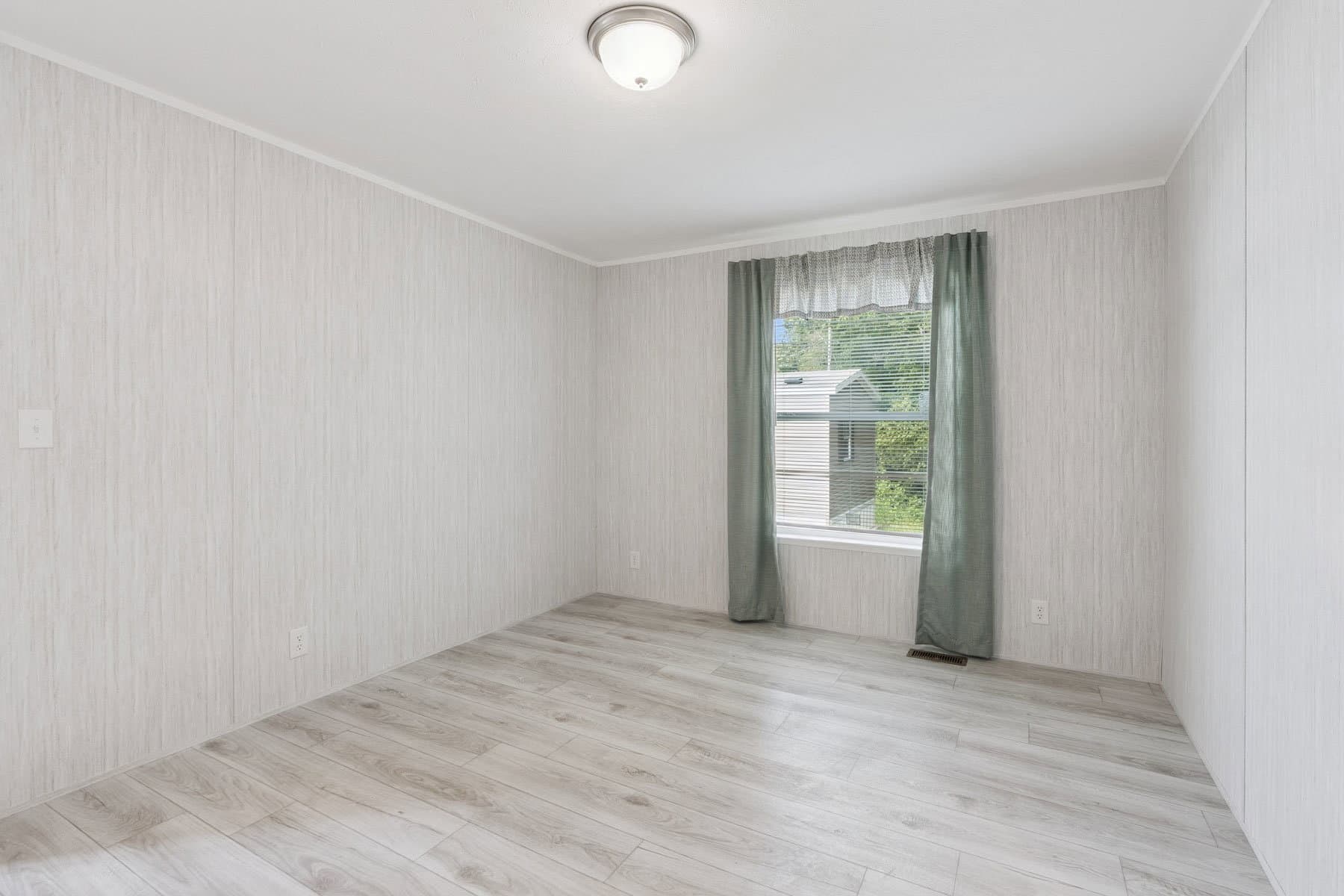 Achiever 6902 bedroom home features