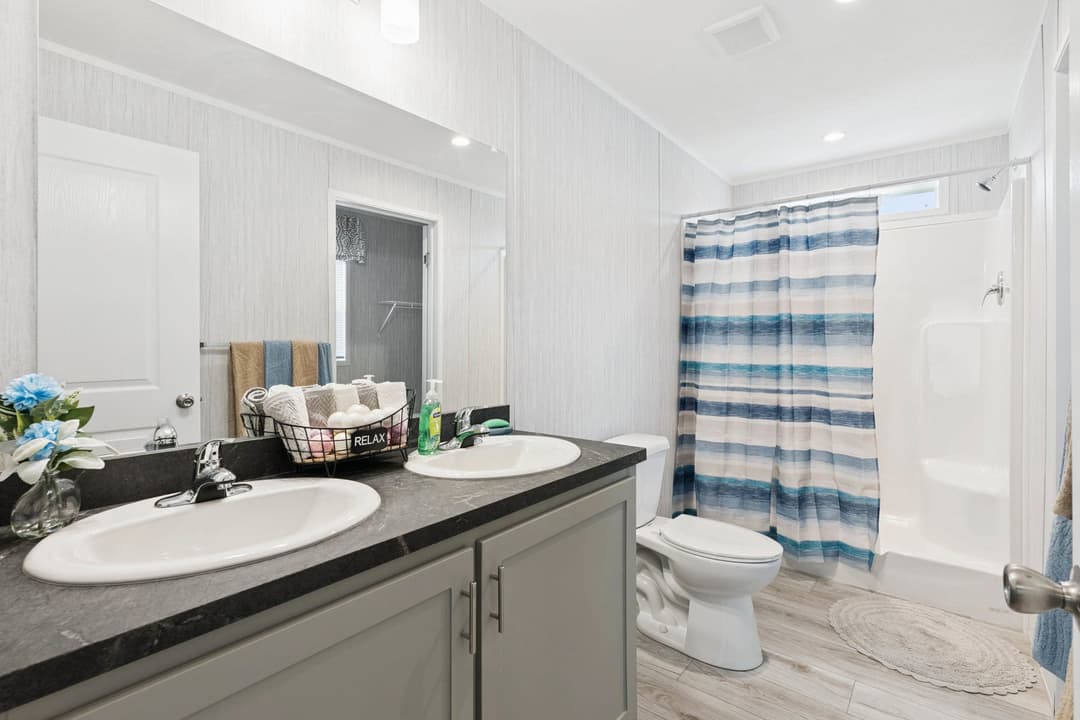 Superior 3905 bathroom home features