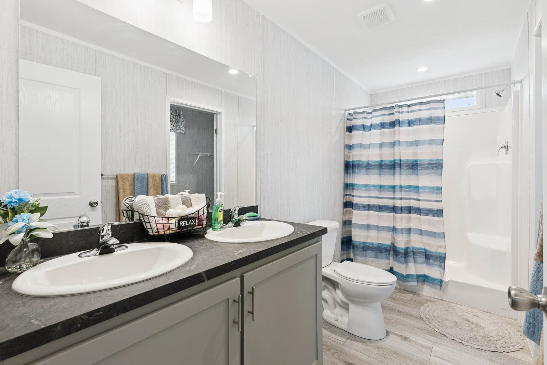 Superior 3905 bathroom home features