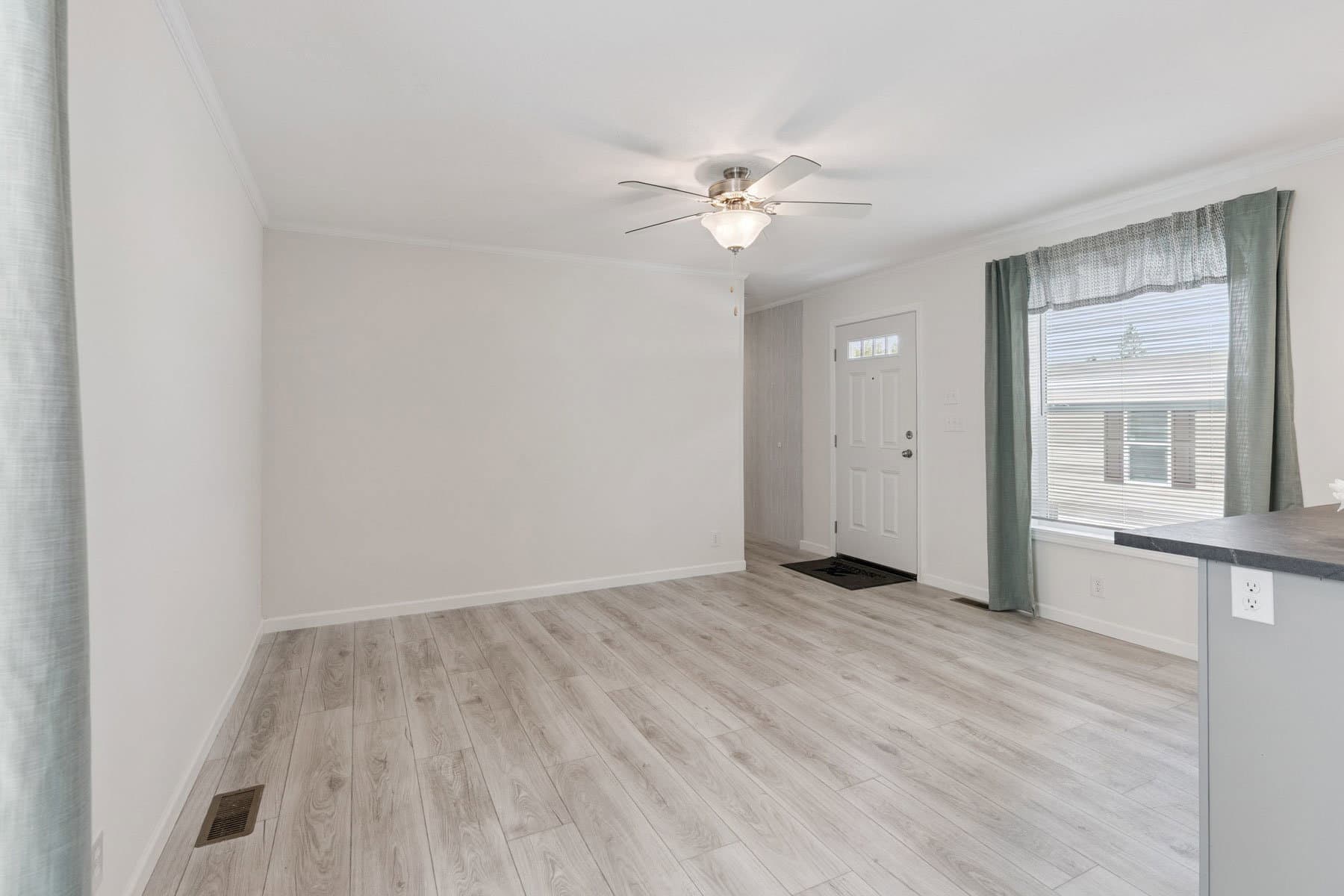 Achiever 6902 interior home features