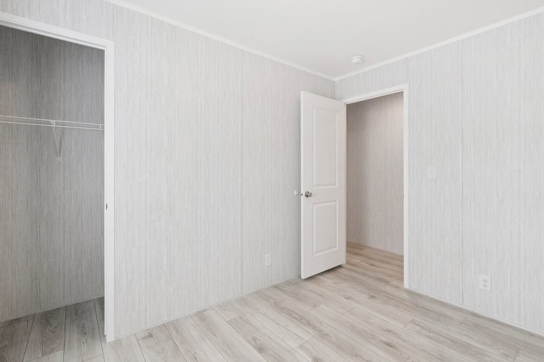 Achiever 6902 bedroom home features