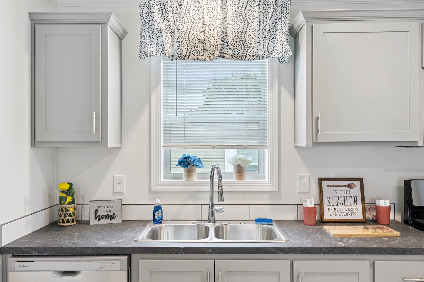 Superior 3905 kitchen home features