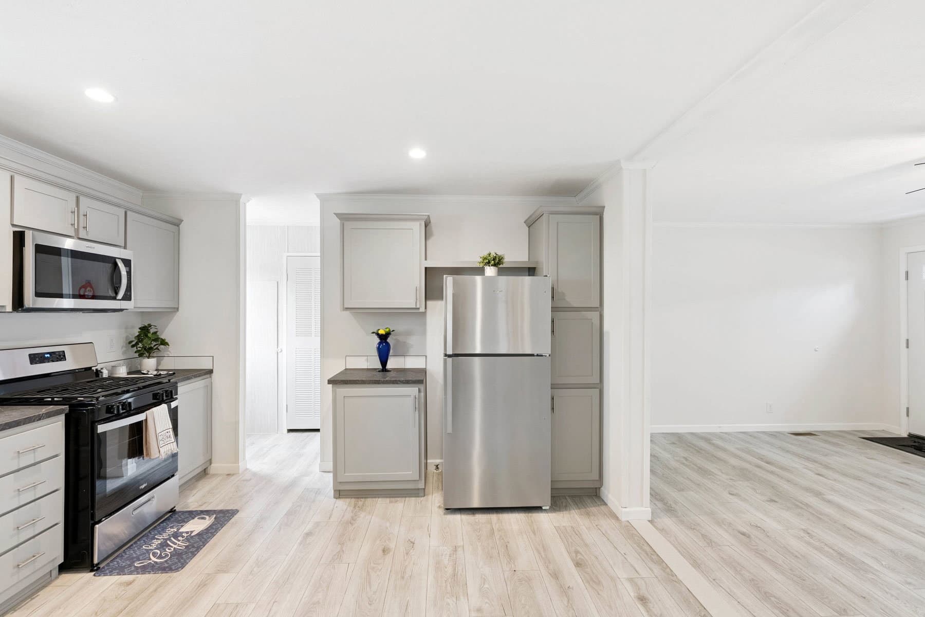 Superior 3905 kitchen home features
