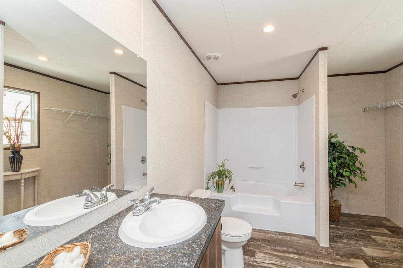 Grand 3902 bathroom home features