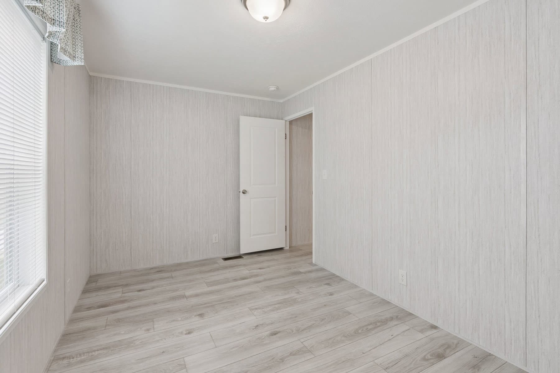 Achiever 6902 bedroom home features