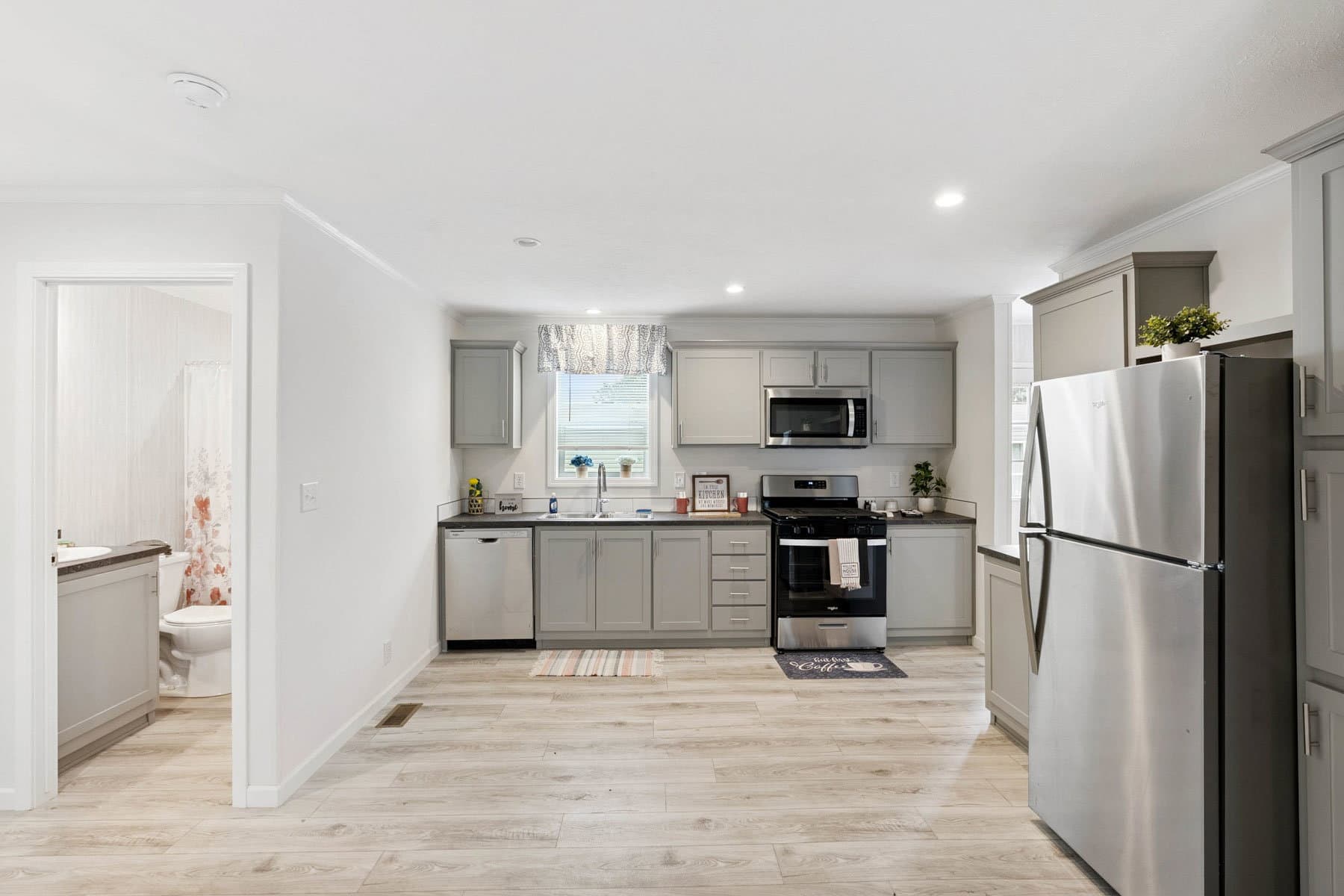 Superior 3905 kitchen home features