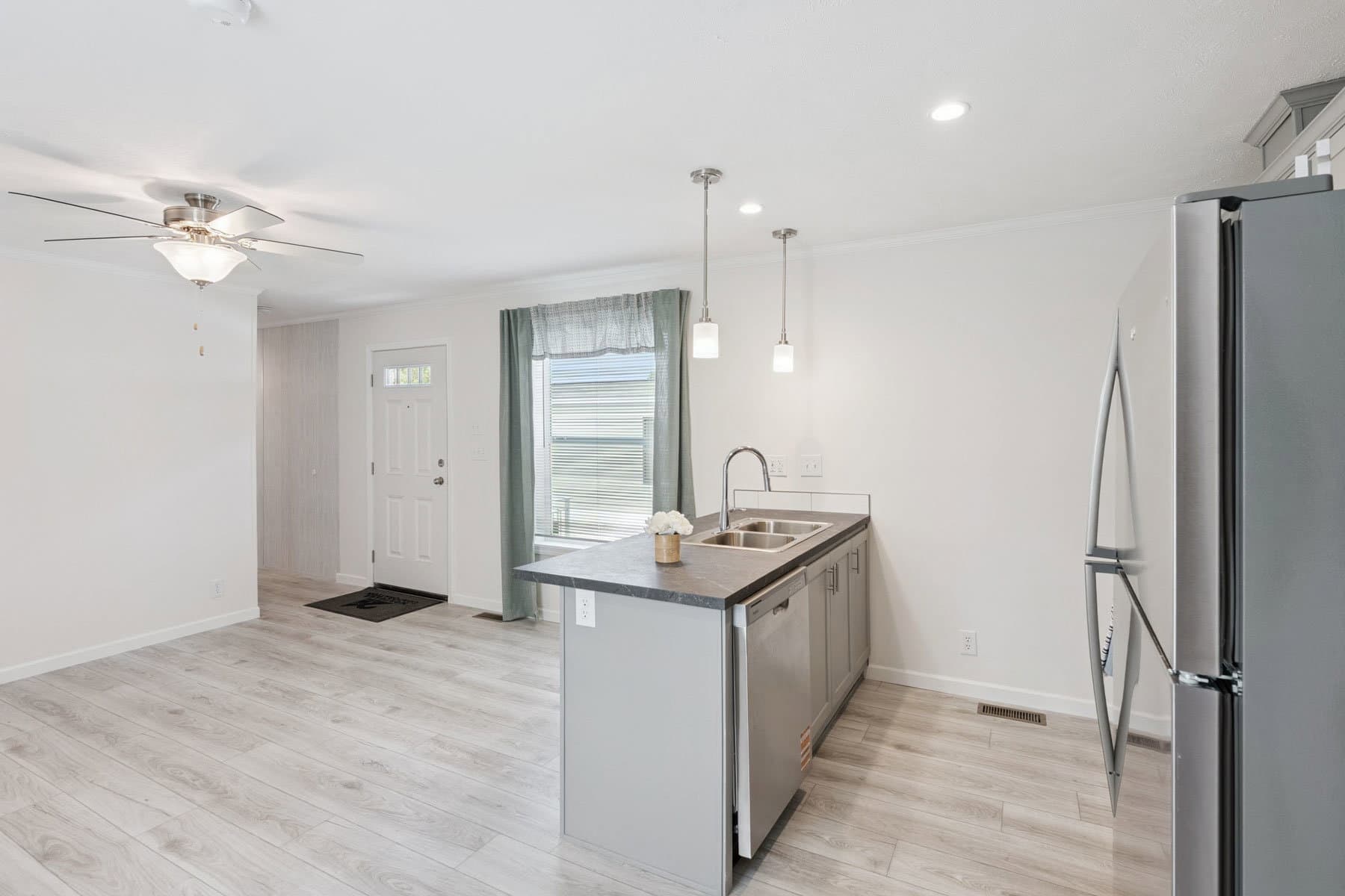 Achiever 6902 kitchen home features