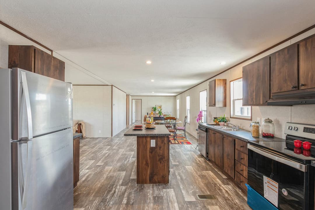 Grand 3902 kitchen home features