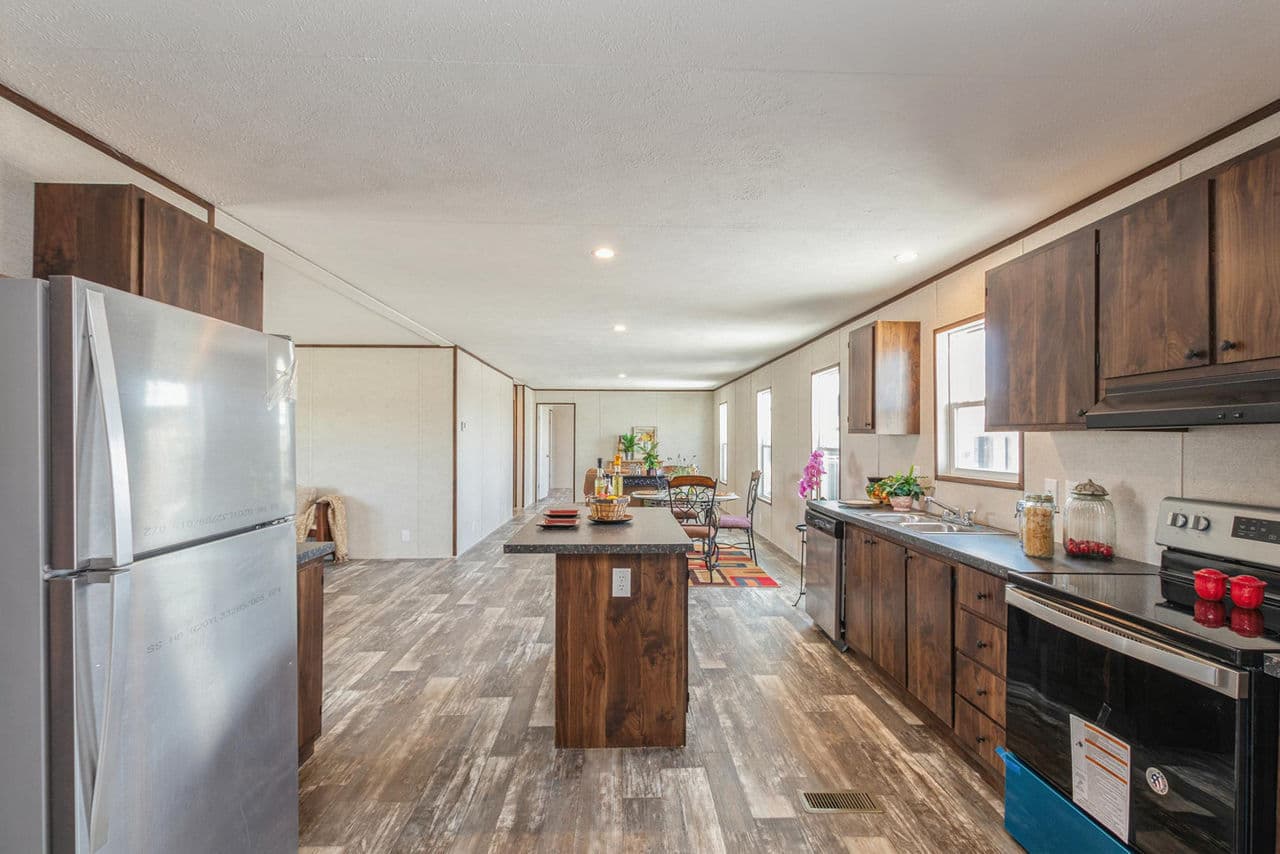Grand 3902 kitchen home features