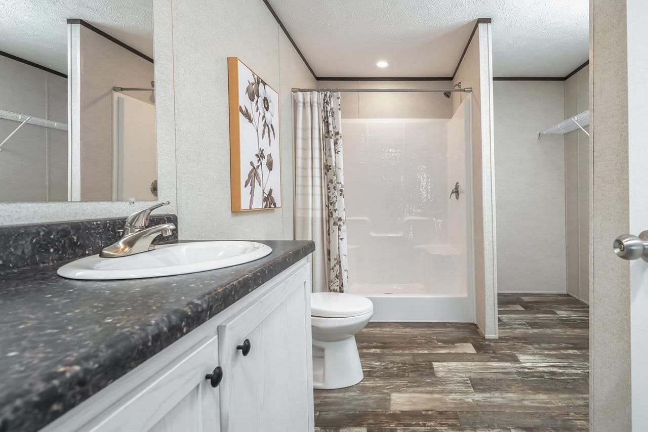 Crown 3901 bathroom home features