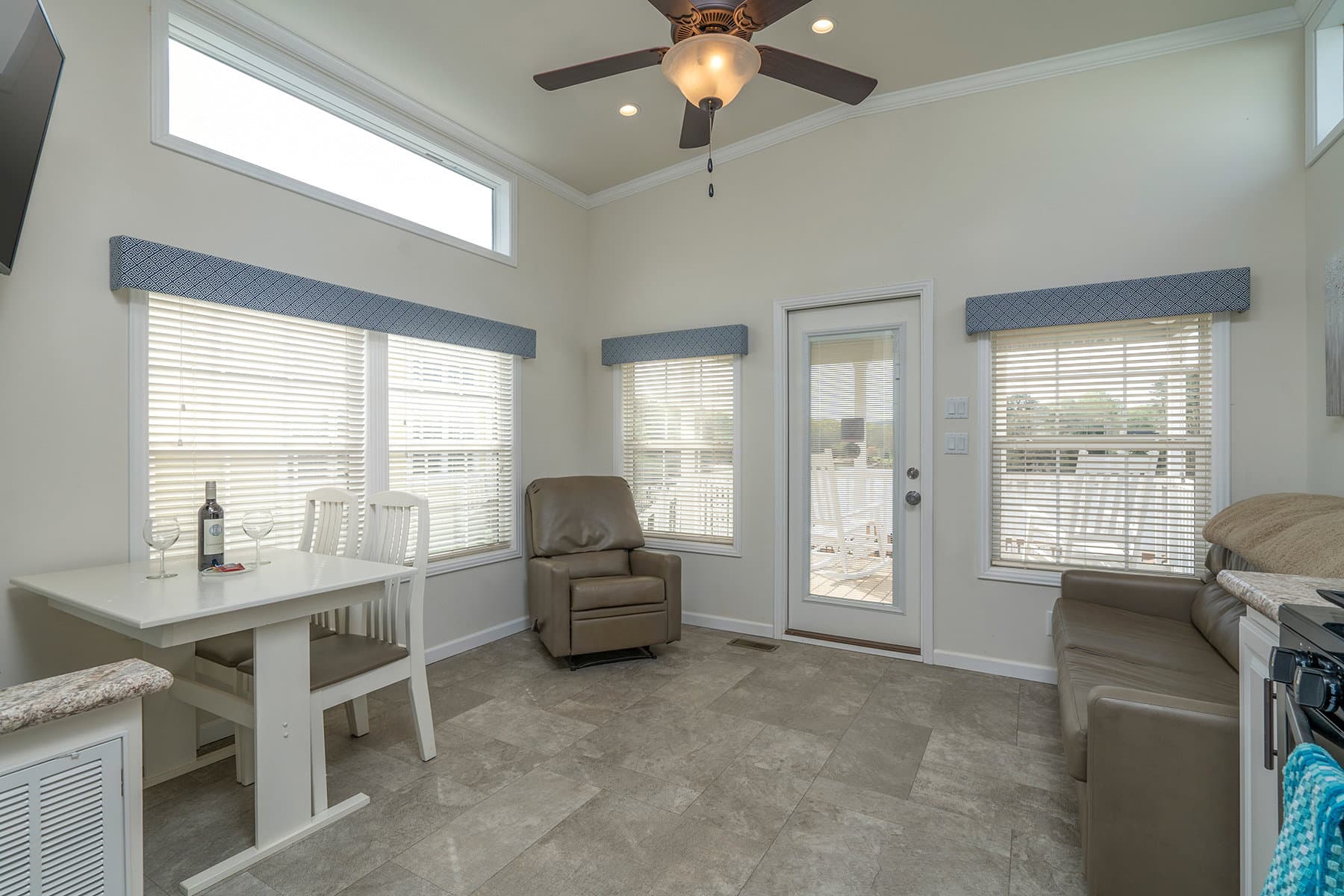 Shore park 4111 interior home features