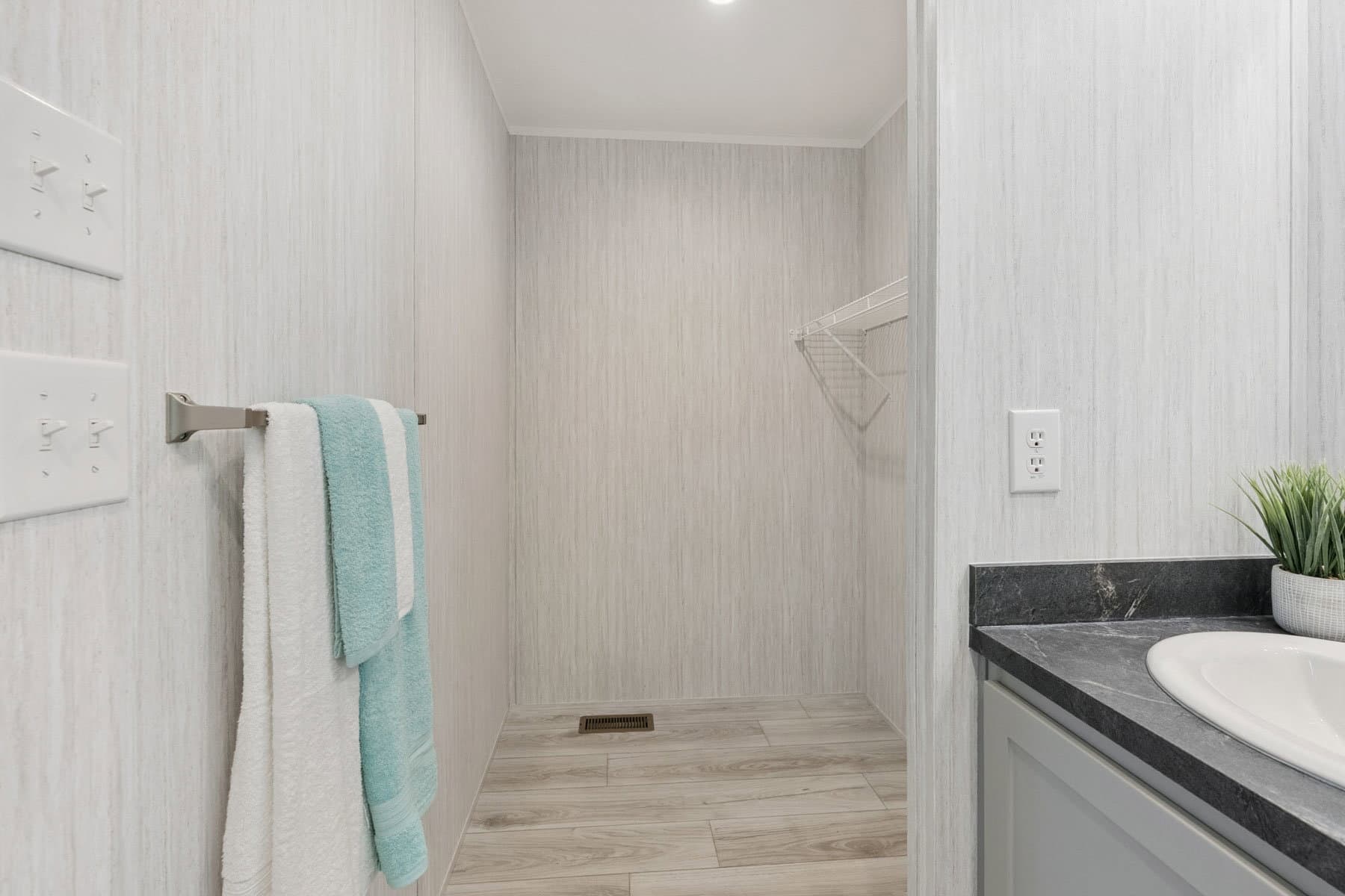 Achiever 6902 bathroom home features